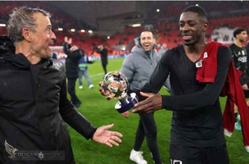 Ousmane Dembélé bereaksi dengan penghargaan Pemain Terbaik Pertandingan bersama pelatih PSG Luis Enrique.
©PusakoNews.com/red