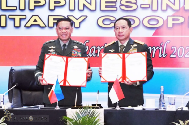 Panglima TNI Jenderal TNI Agus Subiyanto bersama Panglima Angkatan Bersenjata Filipina (Chief of Staff of the Armed Forces of the Philippines) Jenderal Romeo S. Brawner Jr.
©PusakoNews.com/red