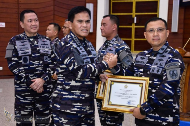 Kepala Staf Angkatan Laut (Kasal) Laksamana TNI Dr. Muhammad Ali menganugerahkan penghargaan kepada perwakilan 25 prajurit TNI AL