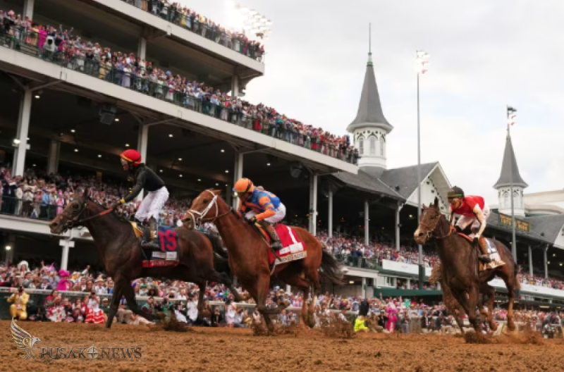 Joki Jose L. Ortiz merayakan setelah menunggangi Golden Tempo (19) menuju kemenangan dalam perlombaan pacuan kuda Kentucky Derby ke-152 di Churchill Downs pada hari Sabtu.
