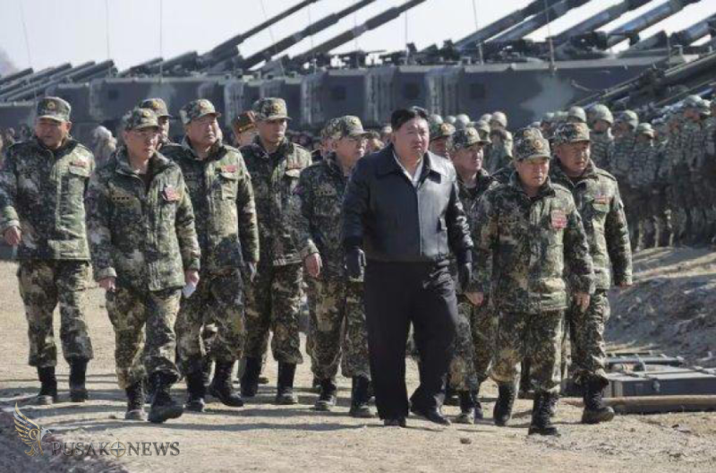 Pemimpin Korea Utara Kim Jong Un mengawasi latihan penembakan artileri di Korea Utara.
©PusakoNews.com/red