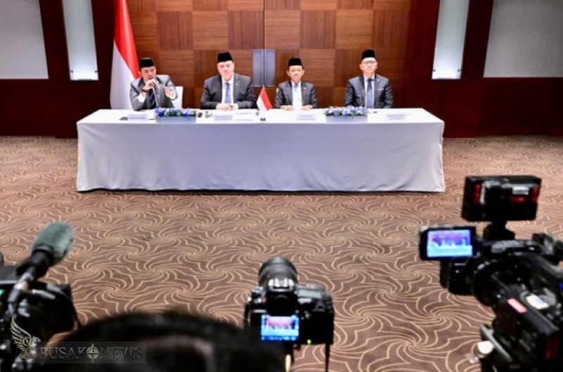 Sejumlah menteri Kabinet Merah Putih melakukan konferensi pers yang digelar secara hybrid dari Seoul, Republik Korea, pada Selasa, 31 Maret 2026.
©PusakoNews.com/BPMI Setpres
