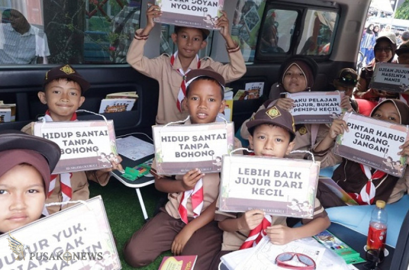 Momentum Hari Pendidikan Nasional dimanfaatkan sebagai ajang refleksi bahwa pendidikan tidak hanya berfokus pada capaian akademik, tetapi juga harus menanamkan nilai integritas dalam kehidupan sehari-hari.