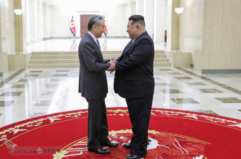 Pemimpin Korea Utara Kim Jong Un berjabat tangan dengan Menteri Luar Negeri Tiongkok Wang Yi saat mereka bertemu di Pyongyang, Korea Utara, 10 April 2026
©PusakoNews.com/kcna