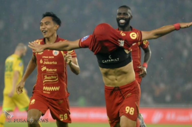 Selebrasi striker Persija Jakarta Eksel Runtukahu usai cetak gol ke gawang Persebaya Surabaya.
©PusakoNews.com/red