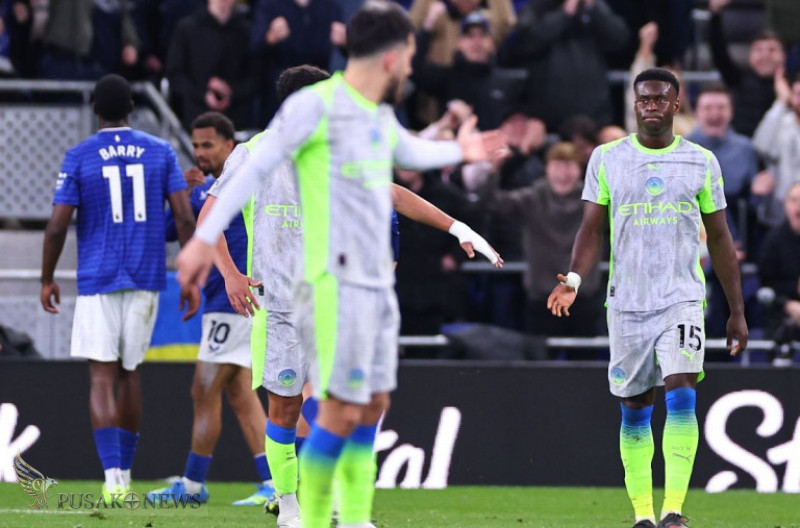 Marc Guehi dari Man City bereaksi setelah umpan buruknya menyebabkan gol Everton dalam hasil imbang 3-3 antara kedua tim