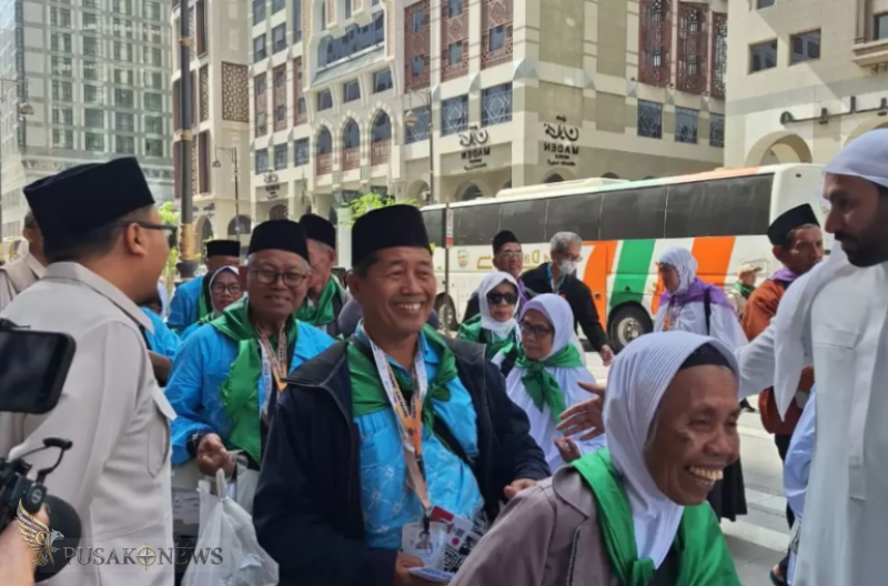Jamaah haji Indonesia yang tergabung dalam kloter pertama tiba di Madinah, Arab Saudi