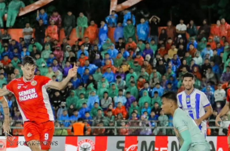 Persib Bandung bertandang ke markas Semen Padang pada pekan ke-26 BRI Super League, Minggu (5/4) malam WIB. Dalam laga yang digelar di Stadion H. Agus Salim
©PusakoNews.com/red