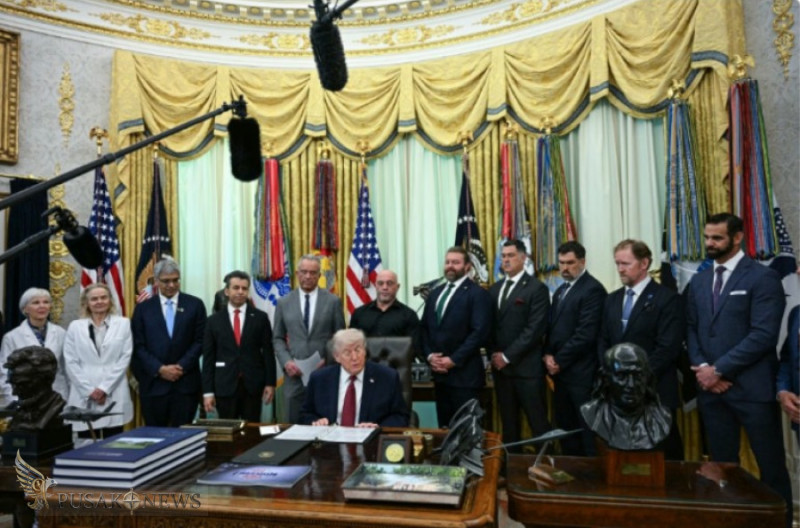 Presiden AS Donald Trump menandatangani perintah eksekutif yang mendorong lebih banyak penelitian tentang ibogaine, di samping Menteri Kesehatan dan Layanan Kemanusiaan AS (HHS) Robert F. Kennedy Jr., Joe Rogan, dan CEO Americans for Ibogaine W. Bryan Hub