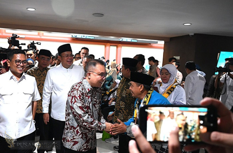 Wakil Ketua DPR RI, Sufmi Dasco Ahmad saat melepas jemaah haji Indonesia tahun 1447 Hijriah kloter pertama di Terminal 2F Bandara Internasional Soekarno-Hatta, Tangerang, Banten, Rabu (22/4/2026)