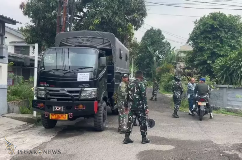 Personel Tentara Nasional Indonesia (TNI) menggelar apel di lapangan aula Komplek Hankam Slipi, Jakarta Barat pada Kamis pagi, 16 April 2026. Upacara tersebut dilakukan dalam rangka agenda eksekusi pengosongan rumah-rumah dinas di Kompleks Mabes TNI Slipi