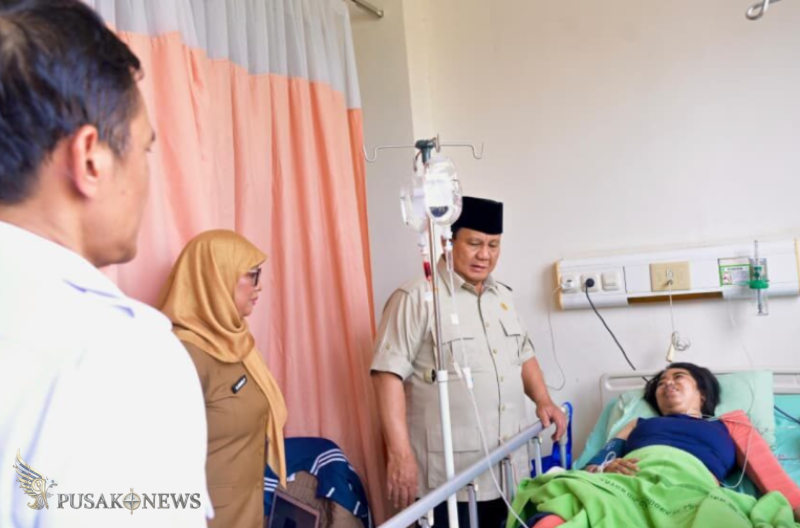 Presiden Prabowo Subianto menjenguk korban kecelakaan tabrakan kereta api yang dirawat di RSUD dr. Chasbullah Abdulmadjid Kota Bekasi, pada Selasa pagi, 28 April 2026. 
©PusakoNews.com/BPMI Setpres