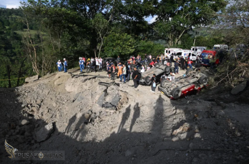 Para pekerja Palang Merah beroperasi di tepi kawah setelah ledakan di Jalan Raya Pan-Amerika.