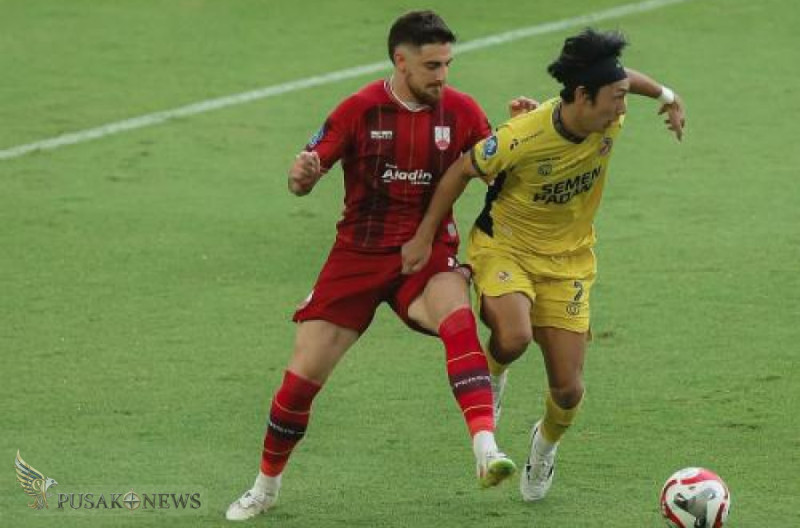 Semen Padang FC kembali menelan kekalahan dalam lanjutan BRI Super League usai takluk 1-2 dari Persis Solo di Stadion Manahan, Minggu (12/4/2026).
©PusakoNews.com/red