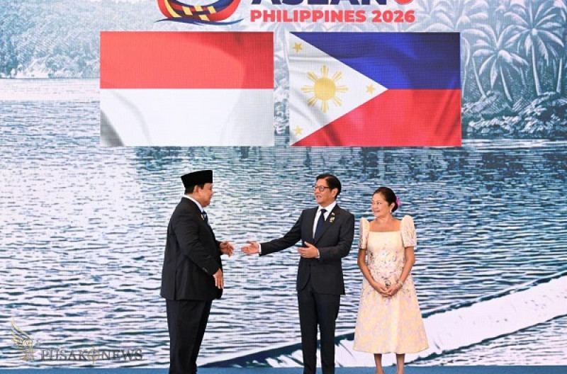 Presiden Prabowo menuju foyer dan disambut langsung oleh Presiden Filipina, Ferdinand Romualdez Marcos Jr. dan Ibu Marie Louise Cacho Araneta Marcos