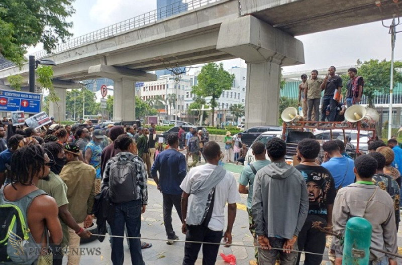 Mahasiswa Papua Geruduk Kementerian HAM, Natalius Pigai Diteriaki “Penjilat”