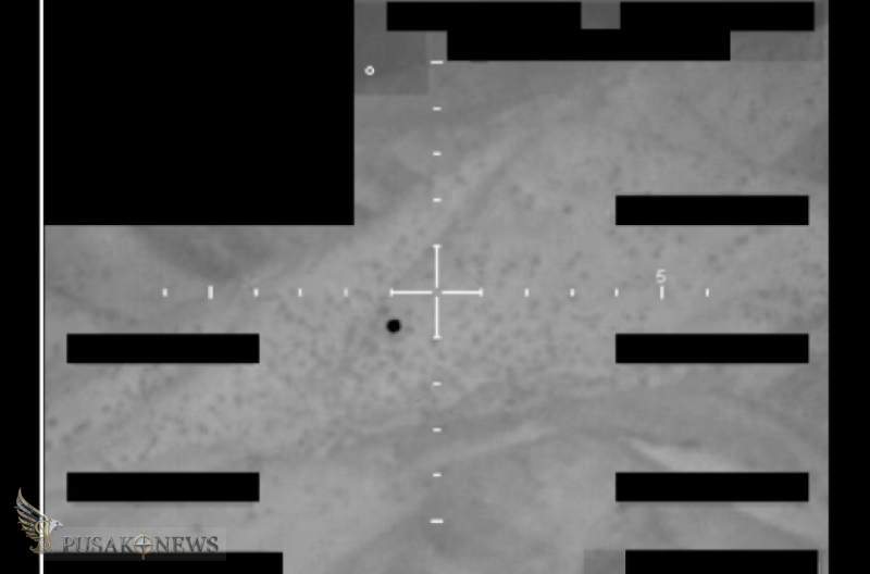 Gambar ini, yang diidentifikasi sebagai "foto FBI B2" di situs web Departemen Pertahanan, menunjukkan "gambar diam inframerah (hitam panas) yang diambil dari objek tak dikenal di atas wilayah barat Amerika Serikat pada bulan Desember 2025," menurut Depart