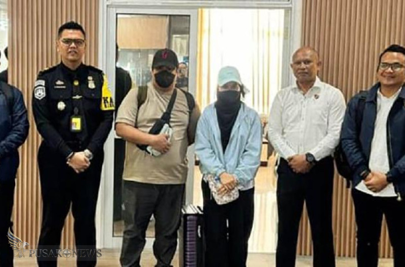 Andi (ketiga dari kiri) dan istrinya ketika diamankan petugas Kantor Imigrasi Kelas 1 Khusus TPI Medan di Bandara Internasional Kualanamu, 30 Maret 2026. Dok. Kantor Imigrasi Kelas 1 Khusus TPI Medan