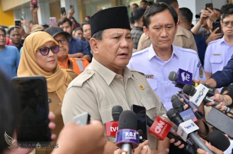Presiden Prabowo Subianto memberikan keterangan pers kepada awak media di RSUD dr. Chasbullah Abdulmadjid, Kota Bekasi