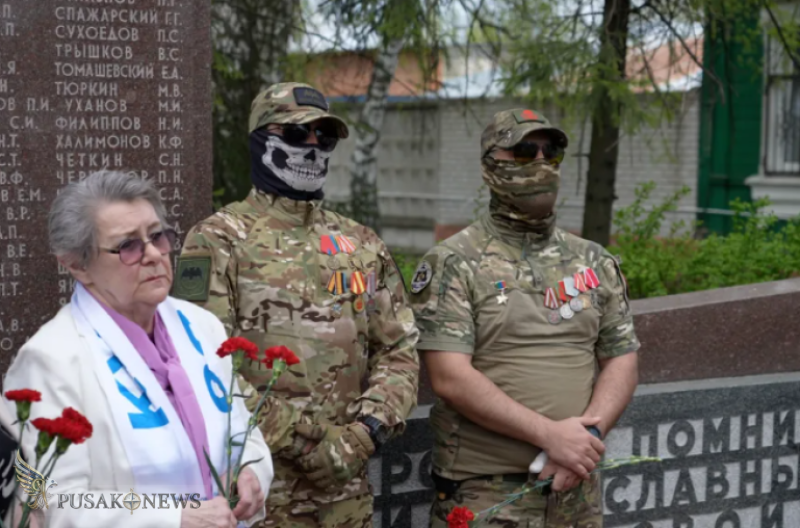 Di desa Rublyovo, dua tentara yang telah bertempur di Ukraina bergabung dalam upacara peringatan bagi warga desa yang gugur selama Perang Patriotik Besar.