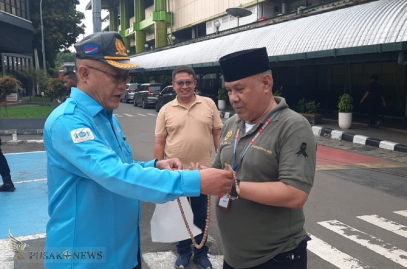 Sebagai bentuk penghormatan, jajaran Dewan Komisaris terlihat gambar pita hitam di lengan kiri pakaian yang dikenakan.