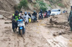 Tim Gabungan Bergerak Cepat Evakuasi Korban Longsor di Sungai Landia, Agam