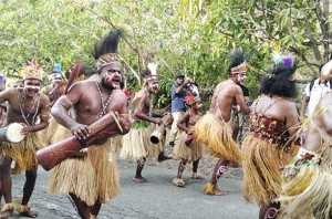 Momen Langka! Wisatawan Mancanegara Saksikan Tradisi Asli Papua di Yobeh