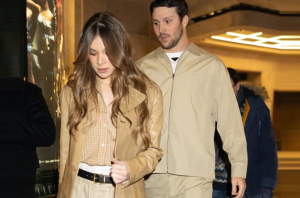 Hailee Steinfeld dan Josh Allen Bagikan Foto Pertama Bayi Perempuan Mereka