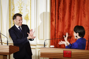 Aksi Unik Macron dan Takaichi Viral, Diplomasi Diselingi “Kamehameha" Dragon Ball di Tokyo