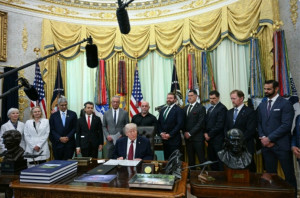 Trump Menandatangani Perintah Percepatan Akses ke Penelitian dan Pengobatan Medis berbasis Obat-Obatan Psikedelik