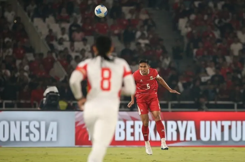 Rizky Ridho coba menghalau bola di laga uji coba internasional antara Timnas Indonesia vs Mozambik di Stadion Utama Gelora Bung Karno, 9 Juni 2026