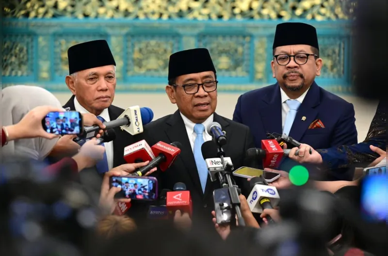 Presiden Prabowo Subianto resmi mengangkat 26 anggota Dewan Pertimbangan Presiden (Wantimpres) Republik Indonesia di Istana Negara, Jakarta, pada Jumat (02/10/2026).