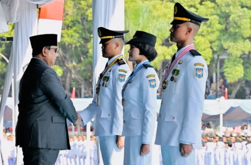 Presiden Prabowo Subianto memimpin Upacara Pelantikan Pamong Praja Muda (PPM) Angkatan XXXIII Institut Pemerintahan Dalam Negeri (IPDN) Tahun 2026 yang digelar di Lapangan Parade IPDN Kampus Jatinangor, Institut Pemerintahan Dalam Negeri, Kabupaten Sumeda