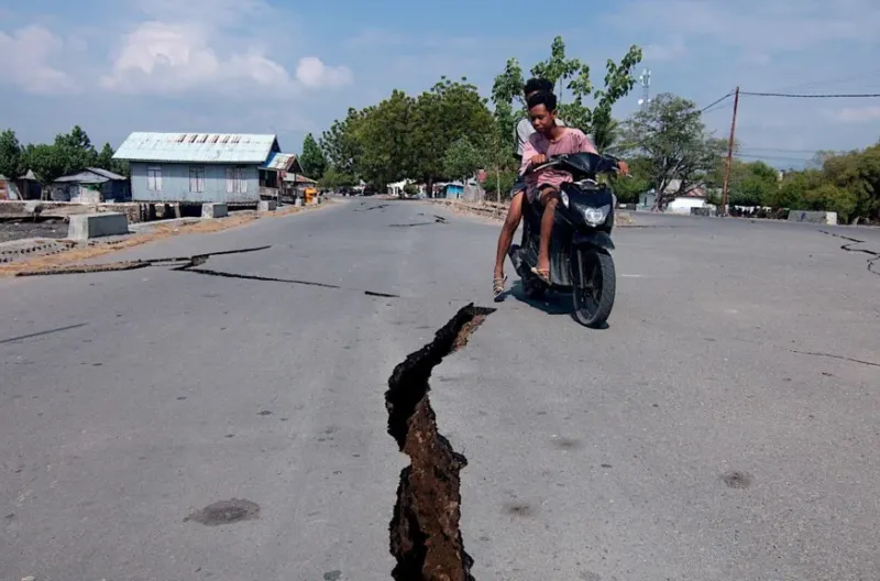 Orang-orang terlihat bergerak ke daratan setelah pihak berwenang mengeluarkan peringatan tsunami, yang kemudian dicabut.