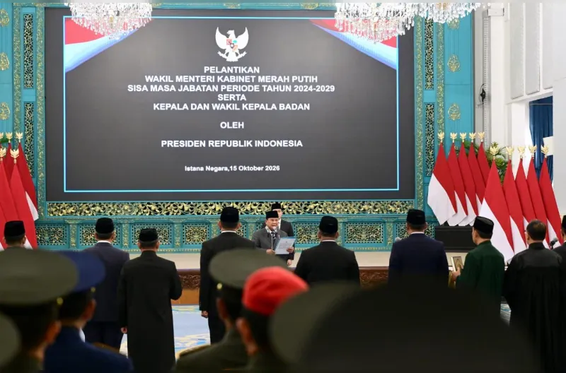 Presiden Prabowo Subianto melantik Letnan Jenderal TNI Kristomei Sianturi sebagai Kepala Badan Nasional Penanggulangan Bencana (BNPB), serta Satyawan Pudyatmoko dan Mayor Jenderal TNI Sriyanto sebagai Kepala dan Wakil Kepala Badan Pengelolaan Gambut dan Mangrove Nasional (BPGMN) di Istana Negara, Jakarta, pada Kamis, 15 Oktober 2026.