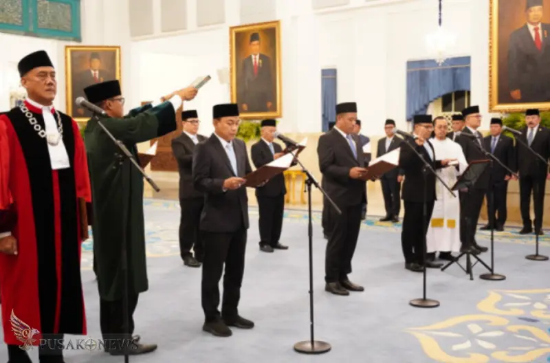 Pimpinan Ombudsman RI Periode 2026-2031 mengucapkan sumpah di hadapan Presiden Prabowo Subianto.
©PusakoNews.com/red