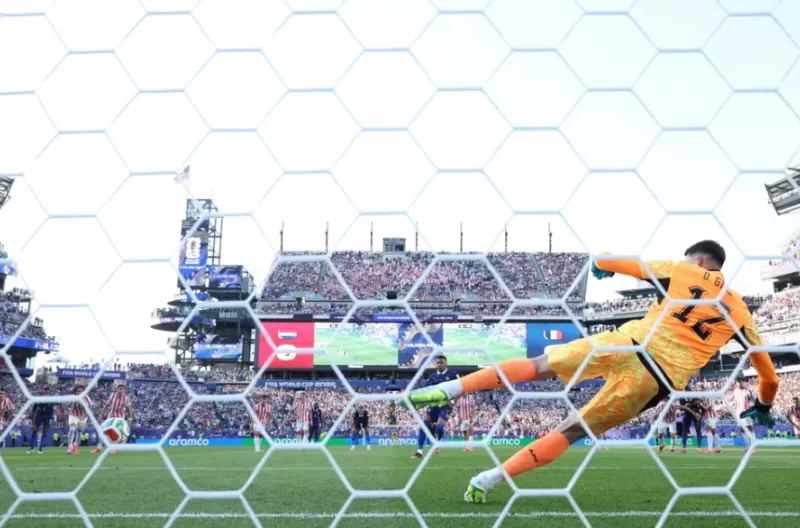 Tendangan penalti Kylian Mbappe  sukses mengecoh Orlando Gill dan membawa Prancis unggul 1-0.