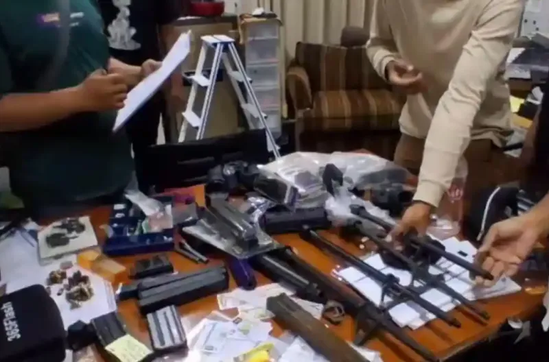 Benda berbentuk senjata yang ditemukan di sebuah ruangan sekolah swasta di kawasan Pondok Pinang, Kebayoran Lama, Jakarta Selatan. Kasus ini masih dalam tahap penyelidikan Polres Metro Jakarta Selatan. Kronologi penemuan hampir 1.000 pucuk senjata di sebu