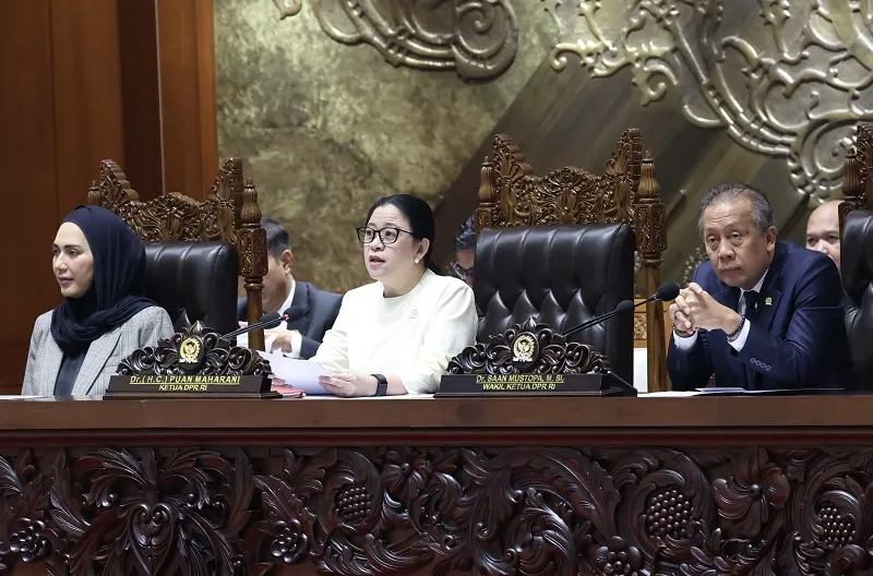 Ketua DPR RI Puan Maharani, saat mengesahkan proses naturalisasi dua calon pemain Timnas Indonesia, Mitchell Lee Baker dan Luke Anthony, dalam sidang paripurna yang digelar di Gedung DPR RI,Selasa (30/6/2026).