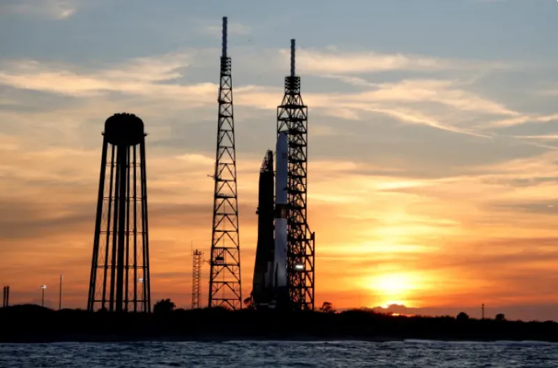 Roket Blue Origin New Glenn disiapkan untuk diluncurkan di Stasiun Angkatan Luar Angkasa Cape Canaveral di Cape Canaveral, Florida, AS