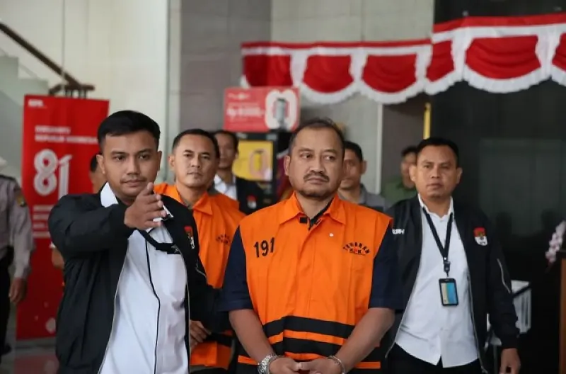 Bupati Pemalang Anom Widiyantoro berjalan menuju mobil tahanan dari Gedung Mera Putih KPK, Jakarta, Kamis (30/7/2026)