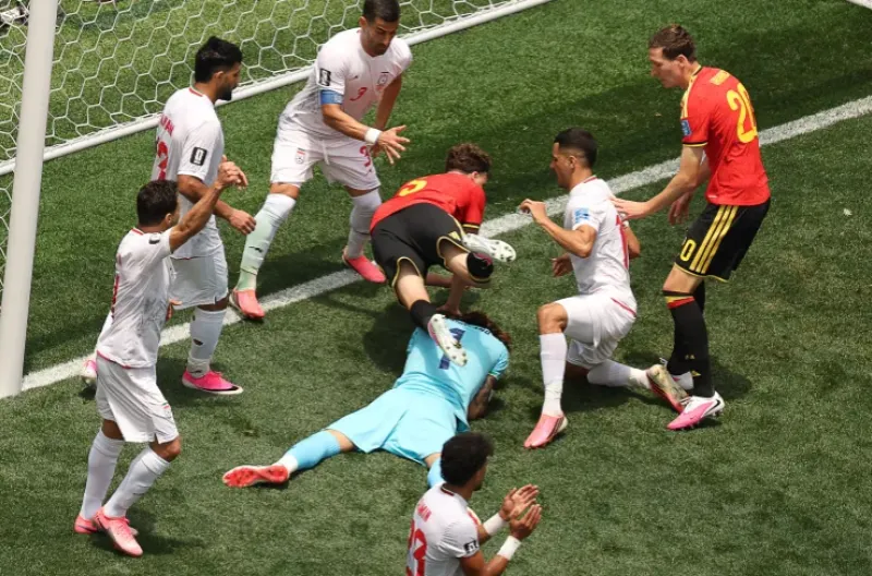 Kiper Iran Alireza Beiranvand melakukan penyelamatan melewati bek Belgia Maxim De Cuyper selama pertandingan Grup G Piala Dunia di Stadion Los Angeles