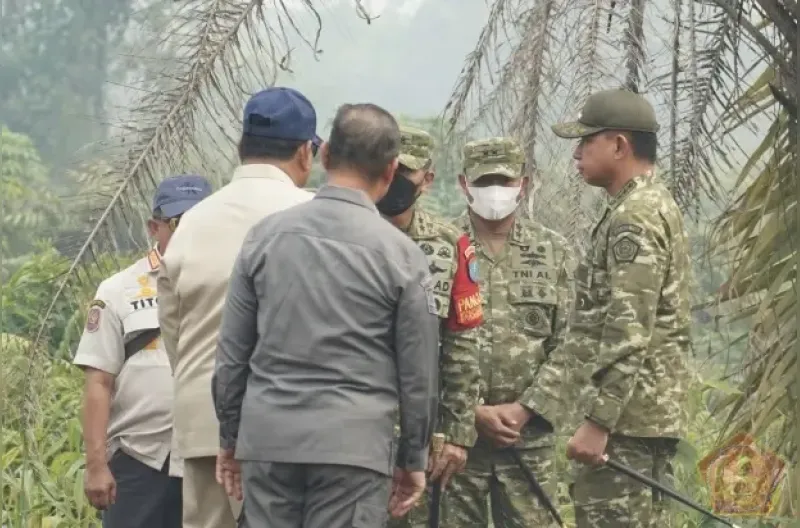 Panglima TNI Dampingi Presiden Prabowo Tinjau Penanganan Karhutla di Kalimantan Barat