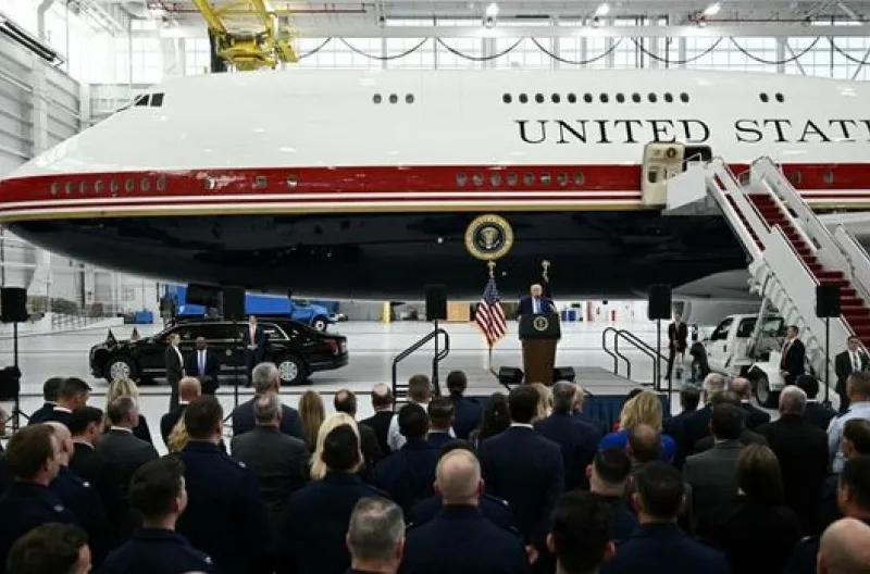 Momen peresmian pesawat Air Force One baru oleh Trump di Joint Base Andrews pada Jumat (19/6)