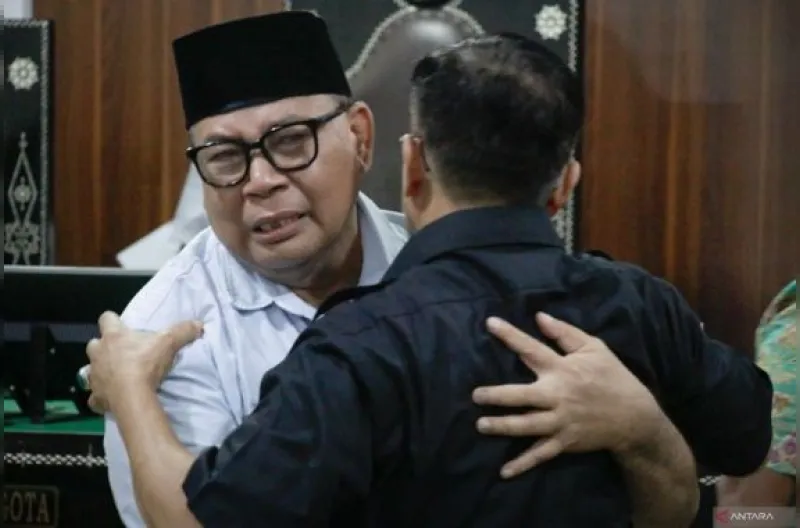 Pung Saifullah Zulkarnaen dan Muhammad Jan mendapat putusan lepas dari segala tuntutan hukum (onslag) dalam perkara pengadaan lahan Sirkuit MXGP Samota