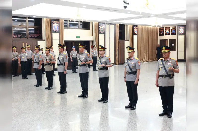 Polri melaksanakan upacara serah terima jabatan (sertijab) Kepala Korps Lalu Lintas (Kakorlantas) Polri dan tiga Kapolda di Rupattama Mabes Polri, Jakarta, Senin (12/10/2026). Sertijab tersebut meliputi satu jabatan pejabat utama Mabes Polri dan tiga jabatan Kapolda.