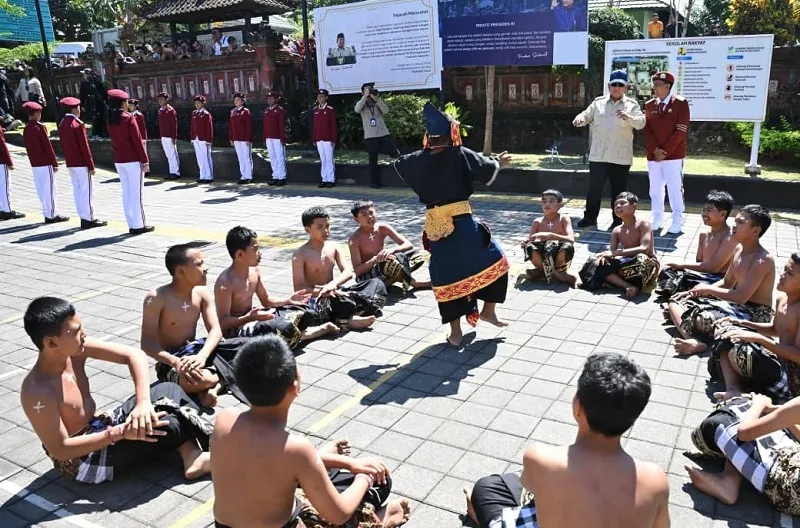 Presiden Prabowo Dengarkan Langsung Aspirasi Siswa dan Orang Tua di Sekolah Rakyat Tabanan, Harapan Baru Bagi Keluarga Prasejahtera