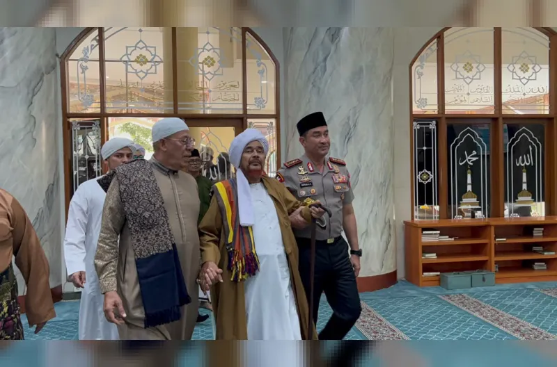 Kapolri Jenderal Polisi Dr. (H.C.) Suyudi Ario Seto, S.I.K., S.H., M.Si. bersilaturahmi dengan ulama Habib Umar bin Hafidz di Masjid Al Ikhlas, Mabes Polri, Jakarta, Selasa (13/10/2026).