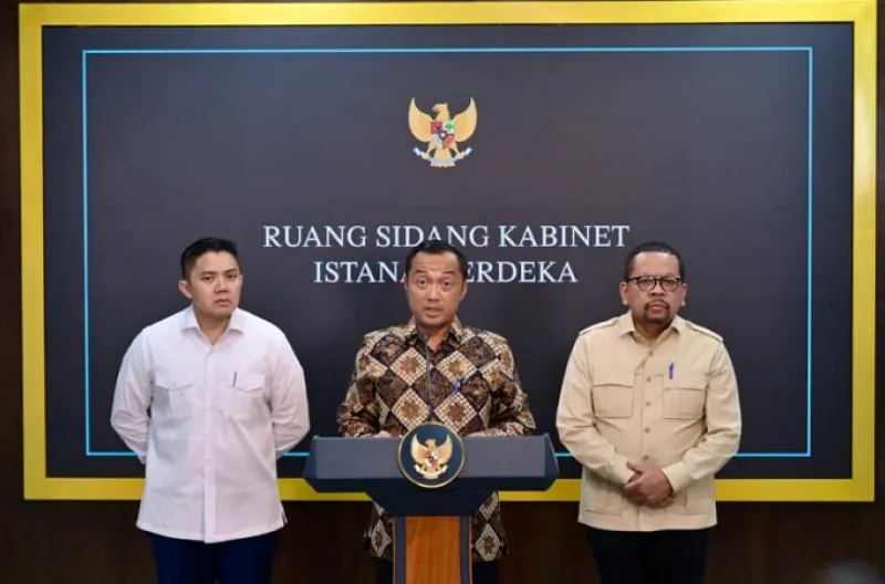 Menteri Sekretaris Negara Prasetyo Hadi didampingi Sekretaris Kabinet Teddy Indra Wijaya dan Kepala Badan Komunikasi Pemerintah Muhammad Qodari memberikan keterangan pers di Ruang Sidang Kabinet, Kompleks Istana Kepresidenan Jakarta, pada Selasa, 2 Juni 2
