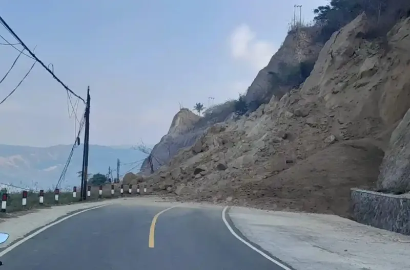 Gempa NTT M 7,7 hari ini memicu longsor yang menutup total Jalan Trans Flores dan memutus akses Ende-Bajawa.